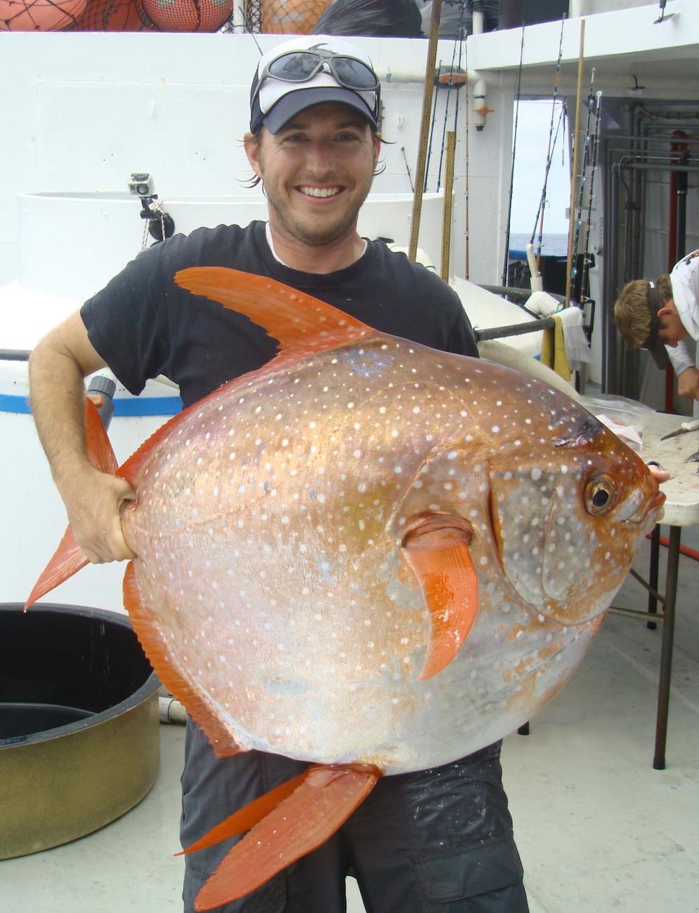 Nick Wegner a segurar um peixe-cravo. Fotografia: NOAA Fisheries/Southwest Fisheries Science Center