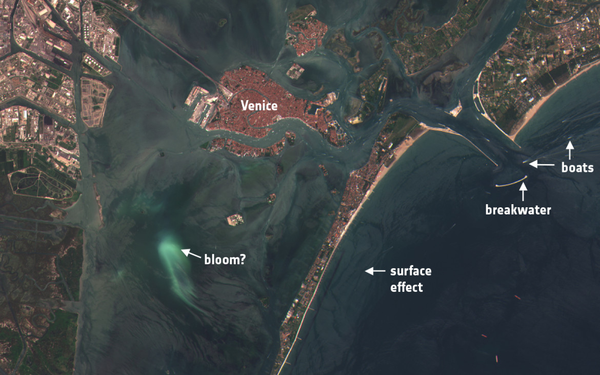Imagem captada pelo satélite a 4 de Julho, na laguna de Veneza (Itália), que mostra  a deslocação dos sedimentos nas águas costeiras. Foto: ESA