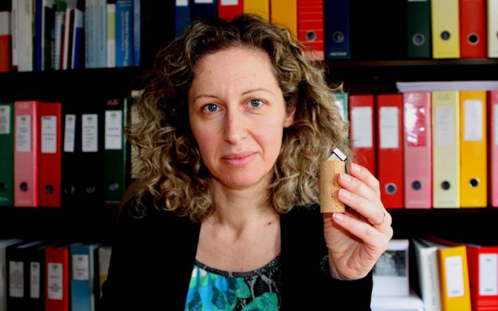 A investigadora Ana Cláudia Dias com uma pen drive revestida de cortiça. Foto: Universidade de Aveiro