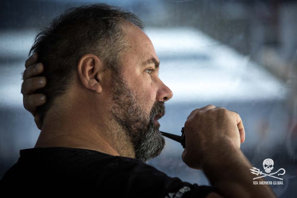 O capitão do Ocean Warrior a dar ordens para partir. Foto: Sea Shepherd Global/Simon Ager
