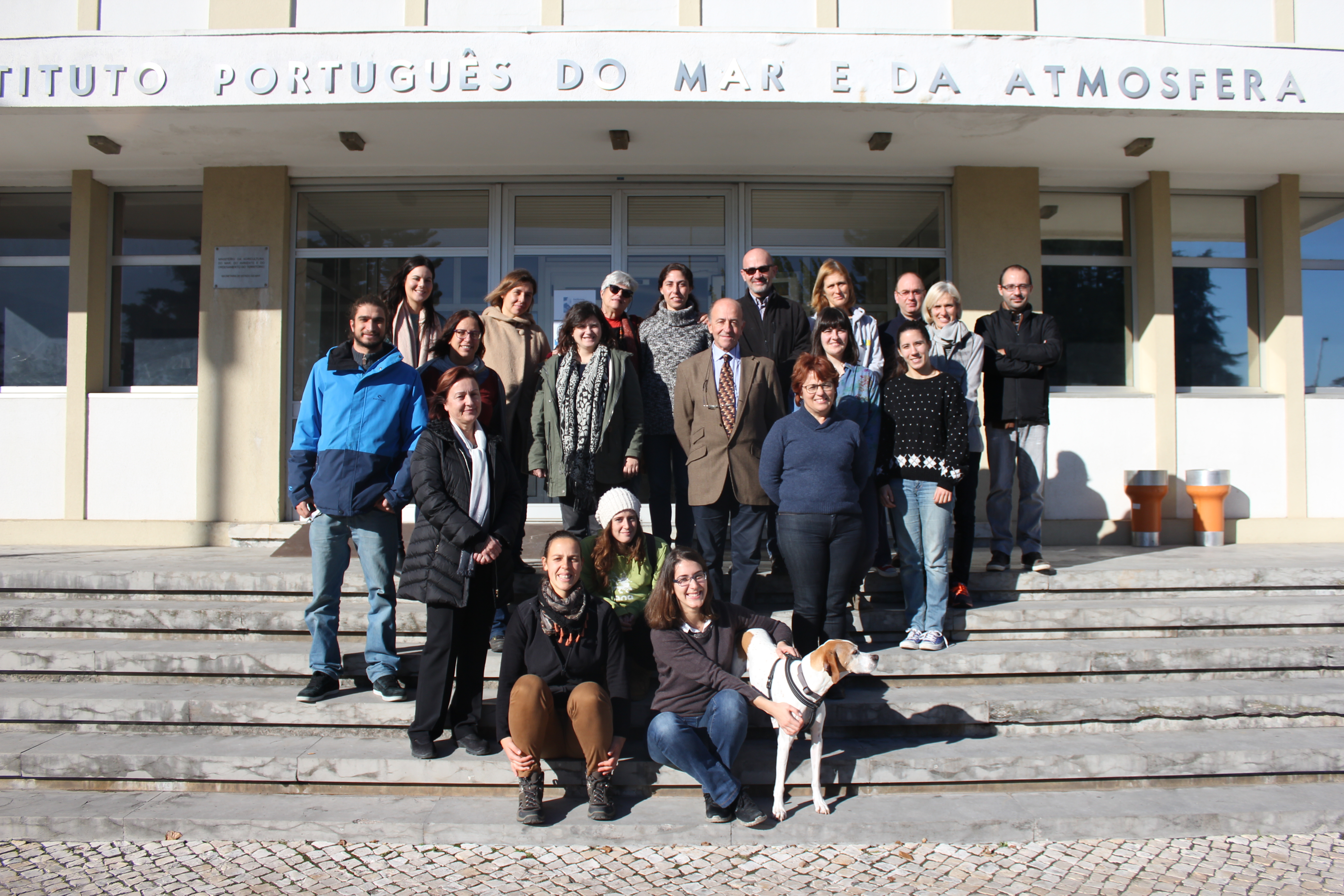 grupo de participantes no GelAVista, frente ao edifício do IPMA