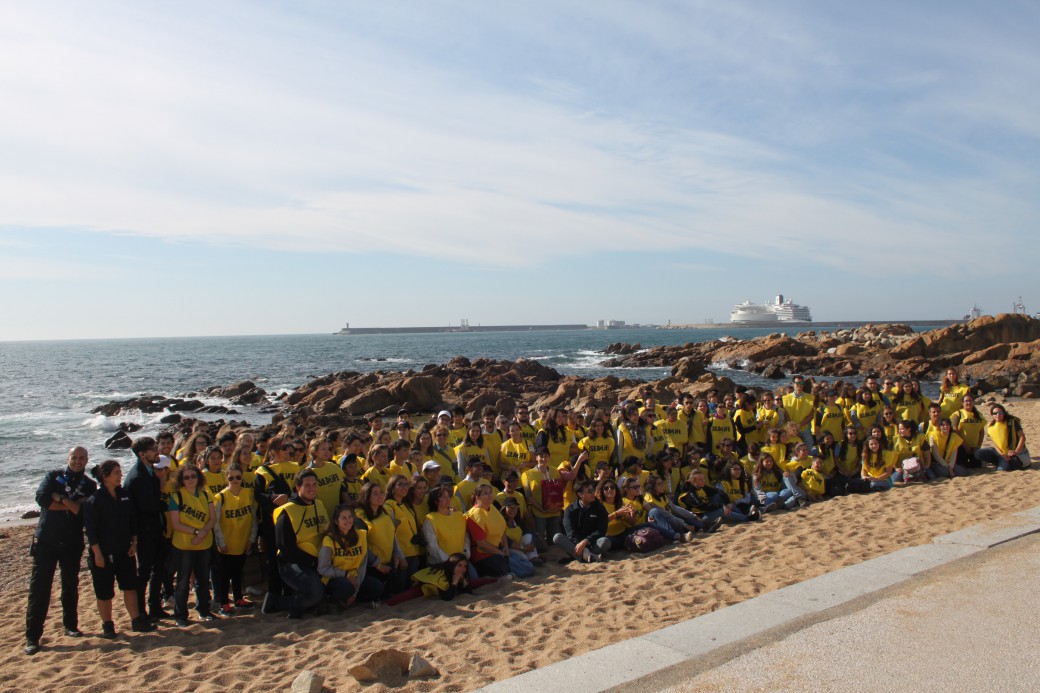 Voluntários vestidos de camisola amarela concentram-se no areal