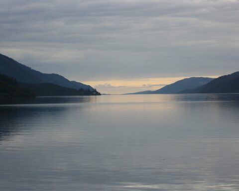 lago Loch Ness, rodeado por montanhas ao fundo