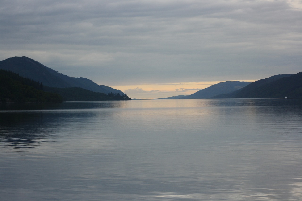 lago Loch Ness, rodeado por montanhas ao fundo